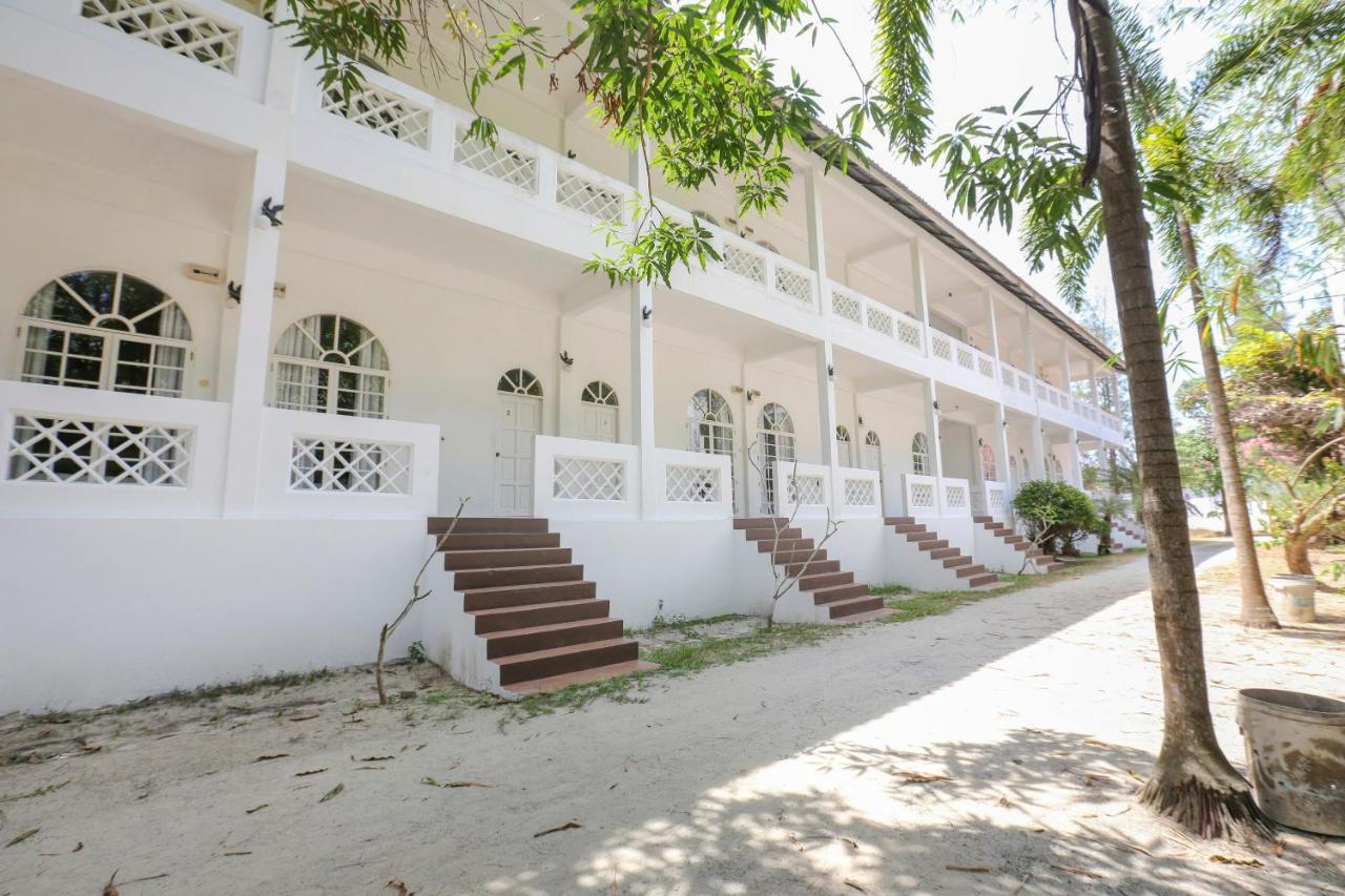 Villa Danialla Beach Resort Kampong Ayer Terjun Pinang Exteriér fotografie