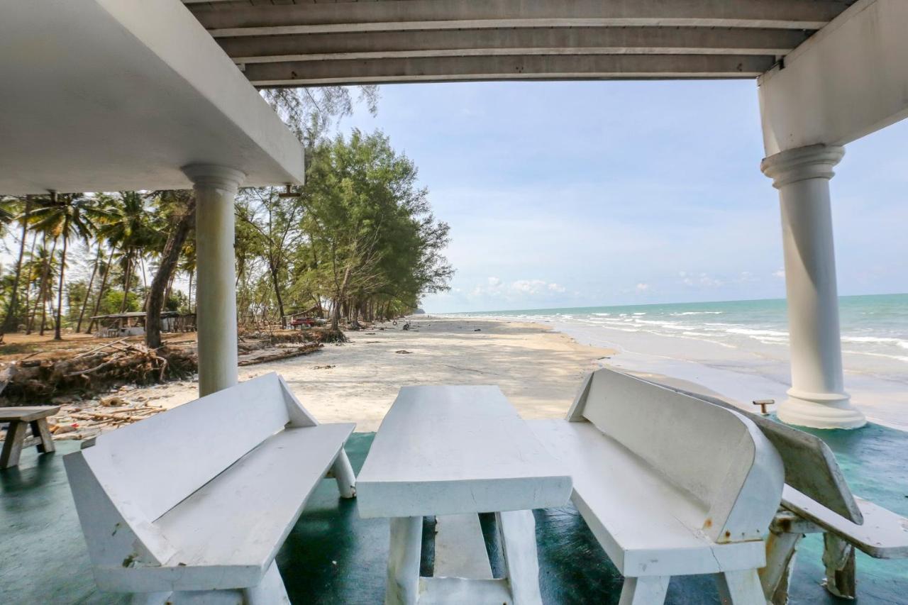 Villa Danialla Beach Resort Kampong Ayer Terjun Pinang Exteriér fotografie