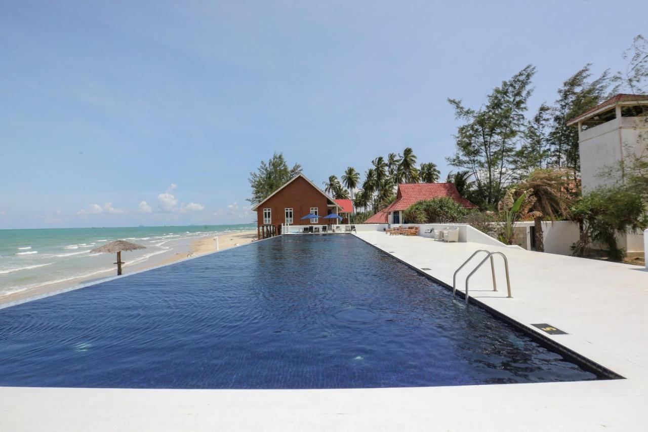 Villa Danialla Beach Resort Kampong Ayer Terjun Pinang Exteriér fotografie